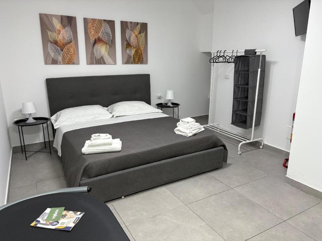ein Schlafzimmer mit einem großen Bett mit zwei Handtüchern darauf in der Unterkunft Cortili Himeresi in Termini Imerese