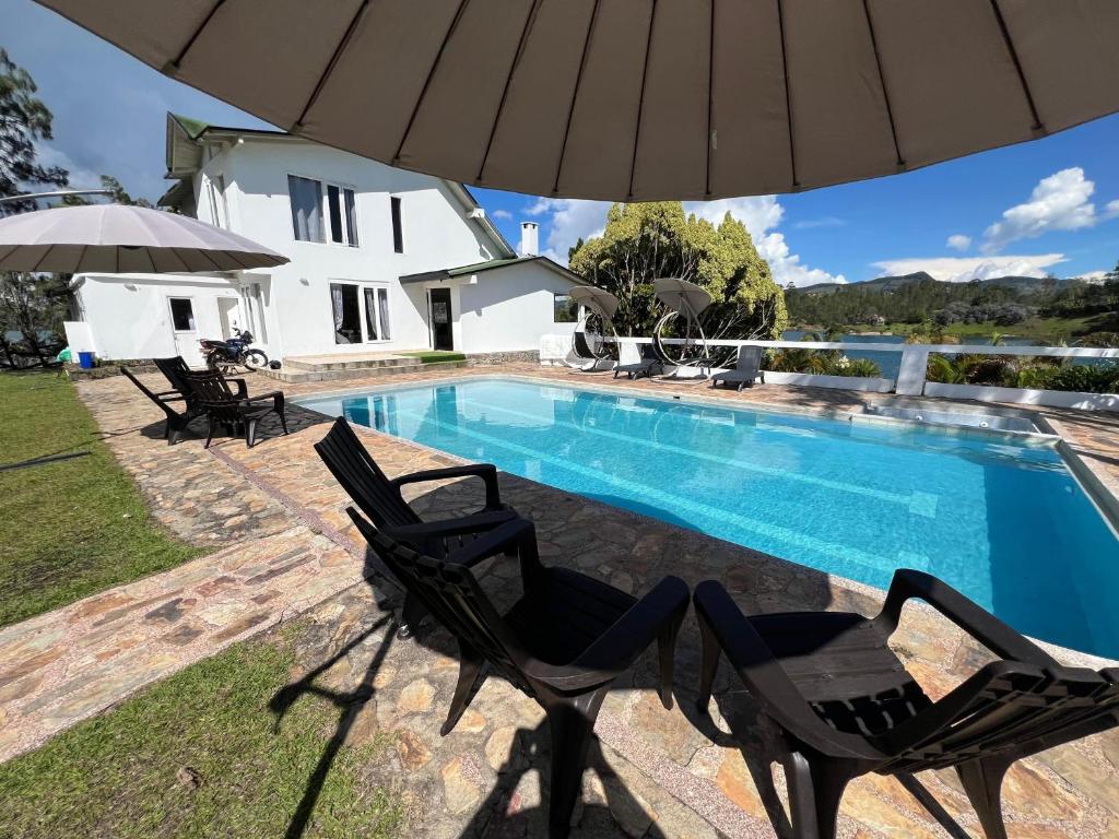 Bazén v ubytování Finca Vista Hermosa nebo v jeho okolí