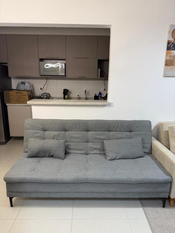 Posezení v ubytování Apartamento Pé na Areia com Churrasqueira Carvão Wi Fi Grátis