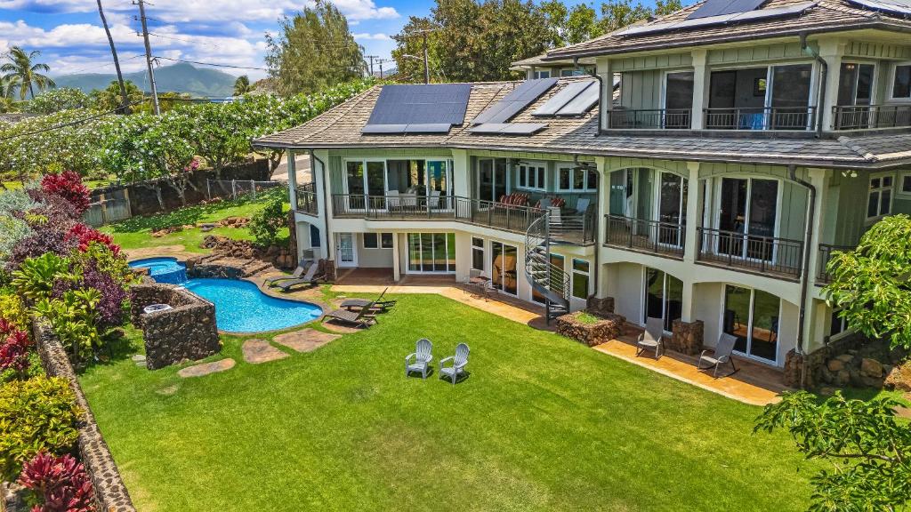 Un jardín fuera de Luxury family home , walk to beach, Pool & Spa