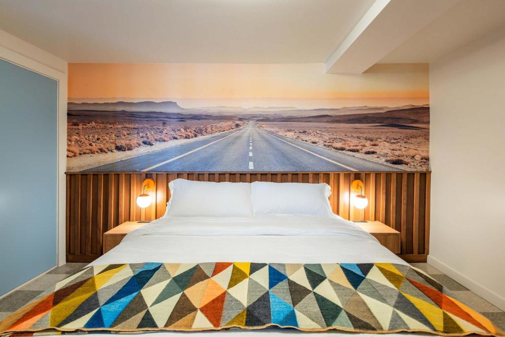 Voodi või voodid majutusasutuse Retro Roadtrip Suite - La Vista Motel toas