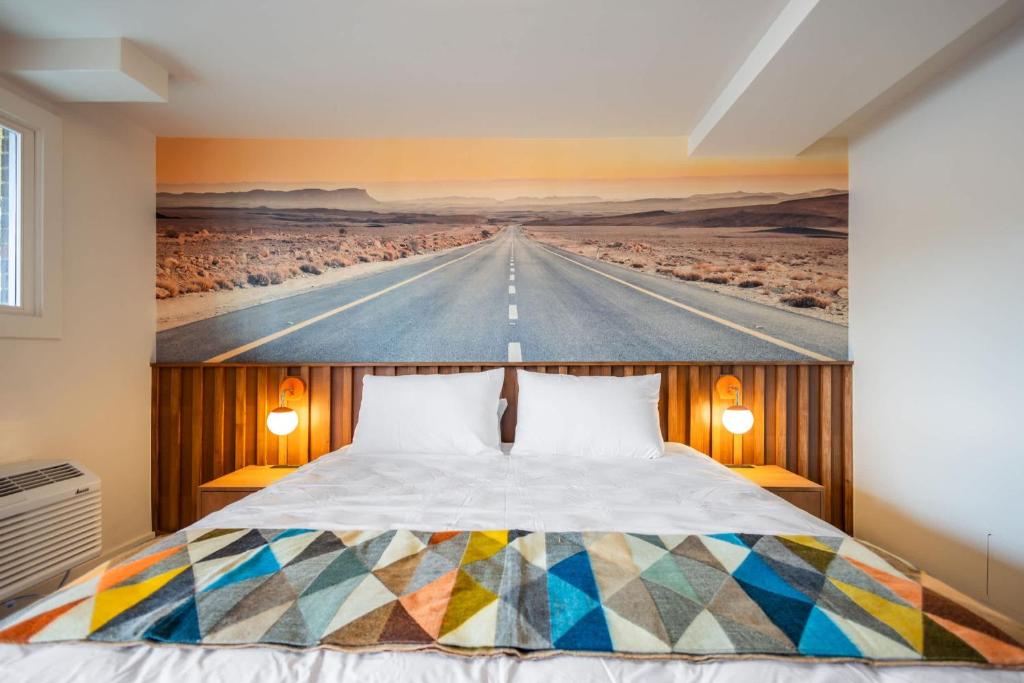 Giường trong phòng chung tại Highway Daydream - La Vista Motel