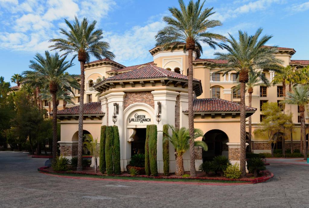 un bâtiment avec des palmiers devant dans l'établissement Green Valley Ranch Resort Spa Casino, à Las Vegas