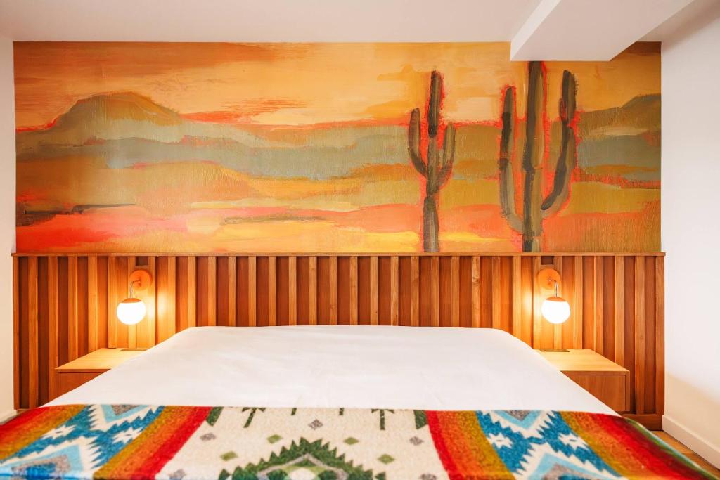 Giường trong phòng chung tại Retro Desert Vista - La Vista Motel