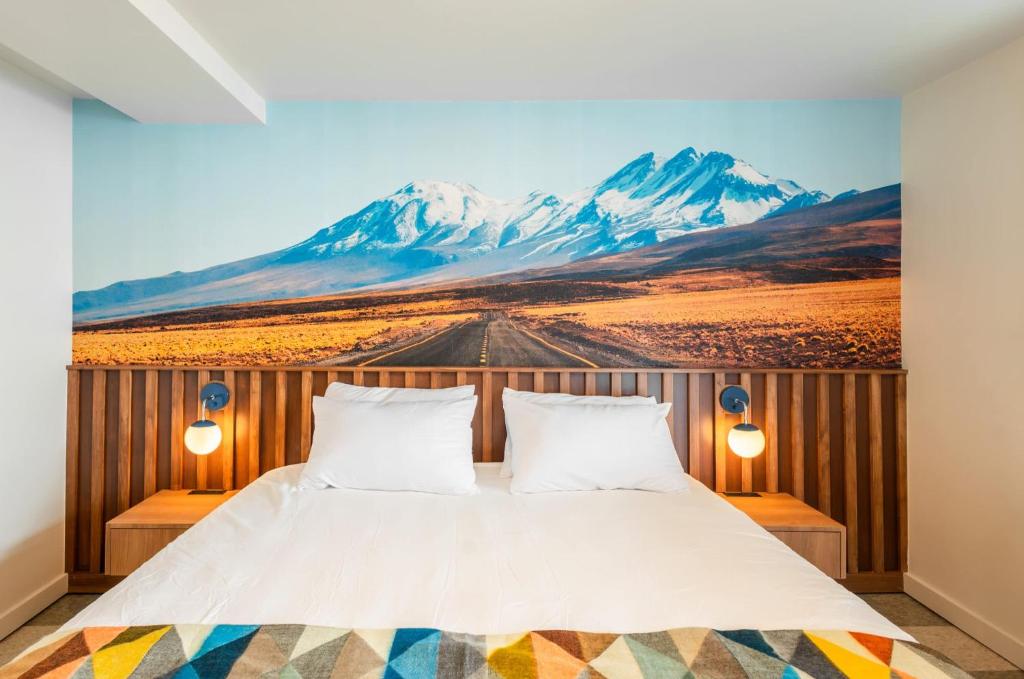 Giường trong phòng chung tại Highway Horizon Haven - La Vista Motel