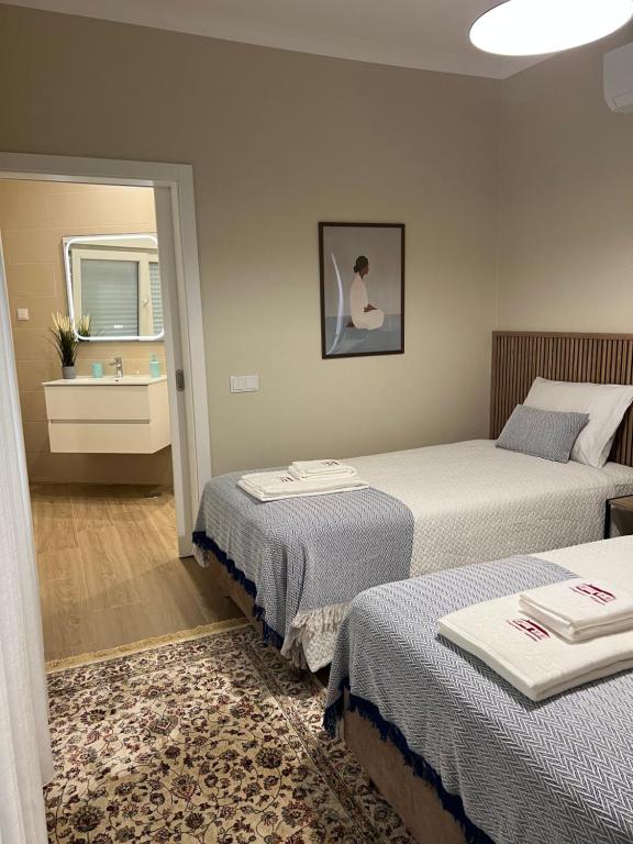 En eller flere senge i et værelse på Alojamento Infantes