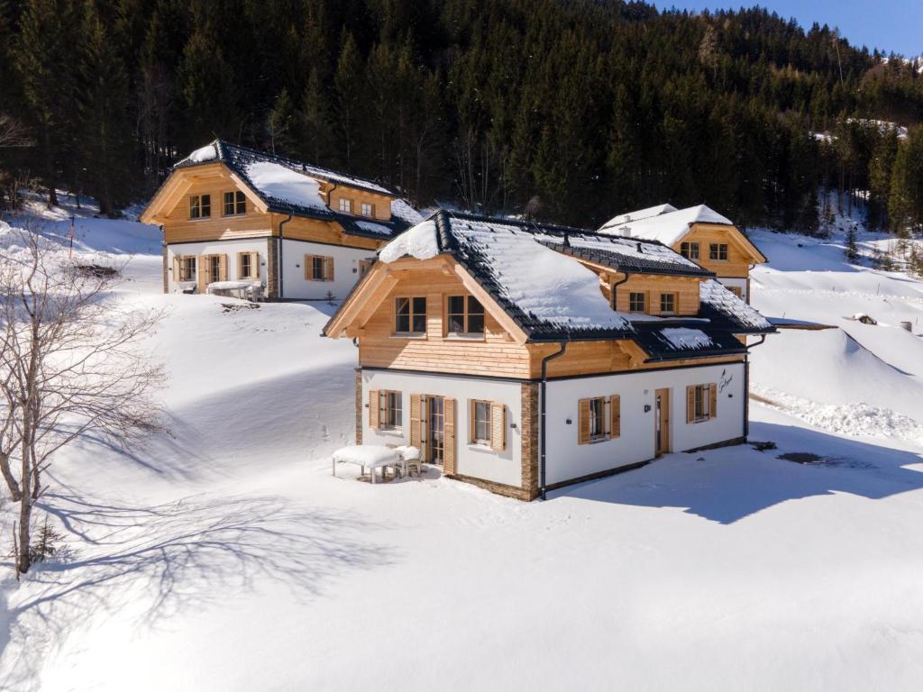 a house in the snow with snow covered at Sperlingnest in Donnersbachwald