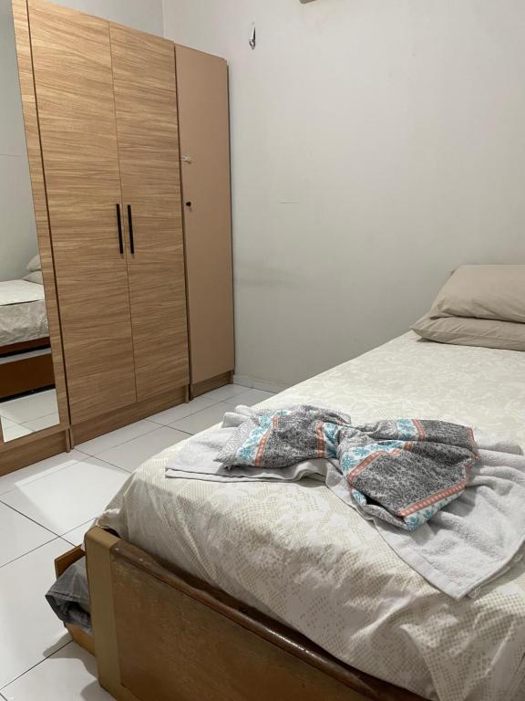 ein Schlafzimmer mit einem Bett und einer Kommode in der Unterkunft Apartamento aconchegante perto da rodoviária in Teresina