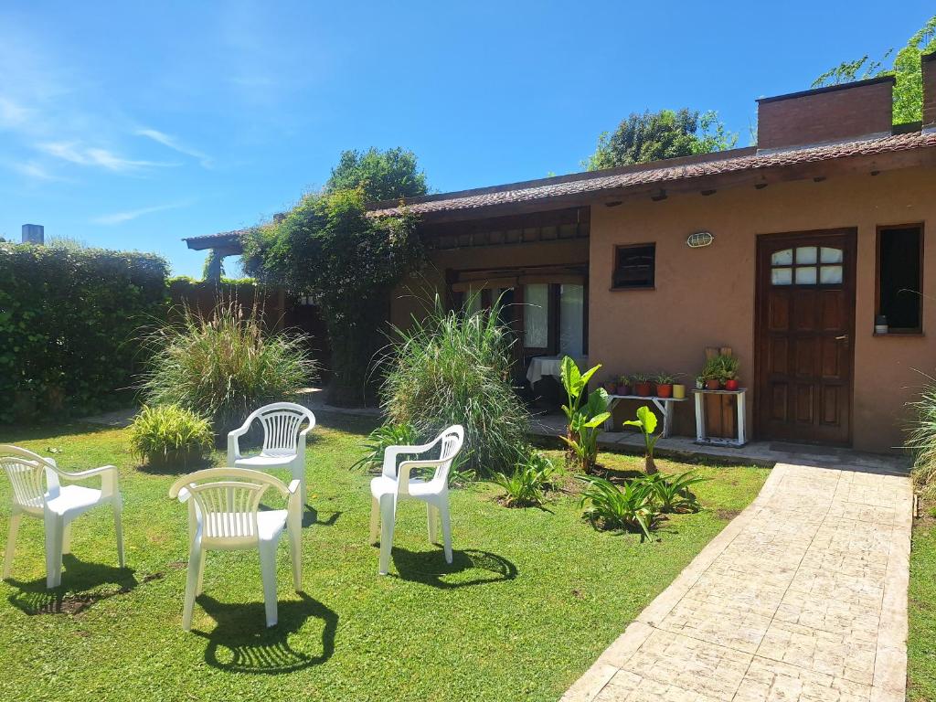 Aed väljaspool majutusasutust Alojamiento a 10 minutos de pinamar