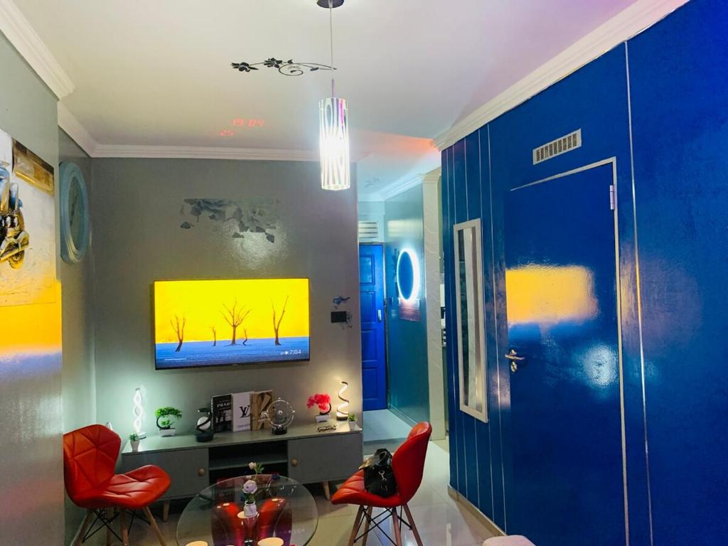 TV a/nebo společenská místnost v ubytování Flowsort Grand Apartments