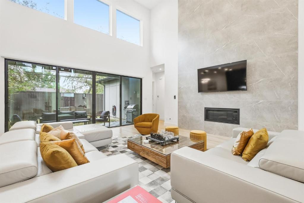un soggiorno con divani bianchi e camino di Upscale Modern Living - 4BD 4BA Backyard & Cinema a Oldham