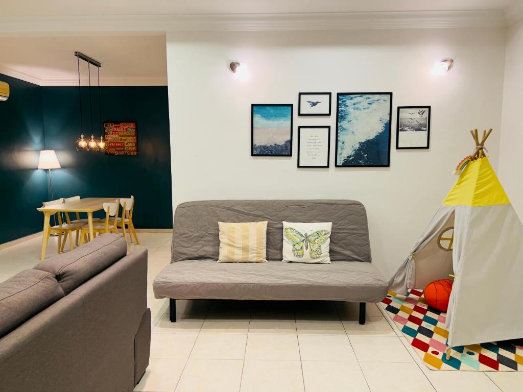 Posezení v ubytování Family-Friendly Home with PS4, Kids Tent & Spacious Living Room and Kitchen at Ipoh Garden East