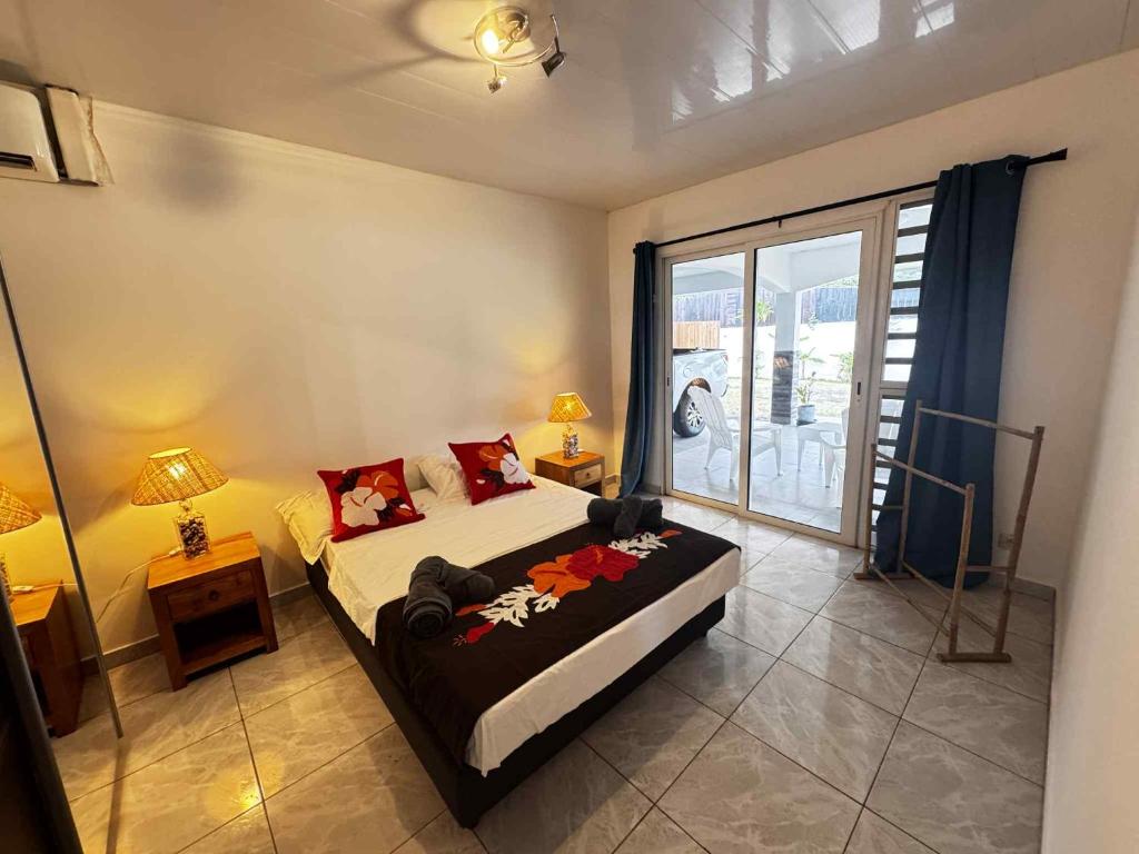 Un dormitorio con una cama y una ventana grande en Maeva I Papara, en Papara