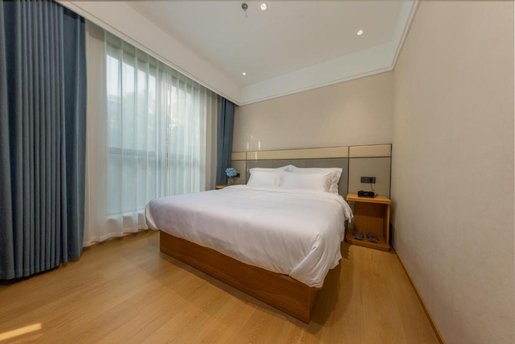 Ένα ή περισσότερα κρεβάτια σε δωμάτιο στο Hangzhou Wulinmen Bernard Hotel Gongshu District Branch