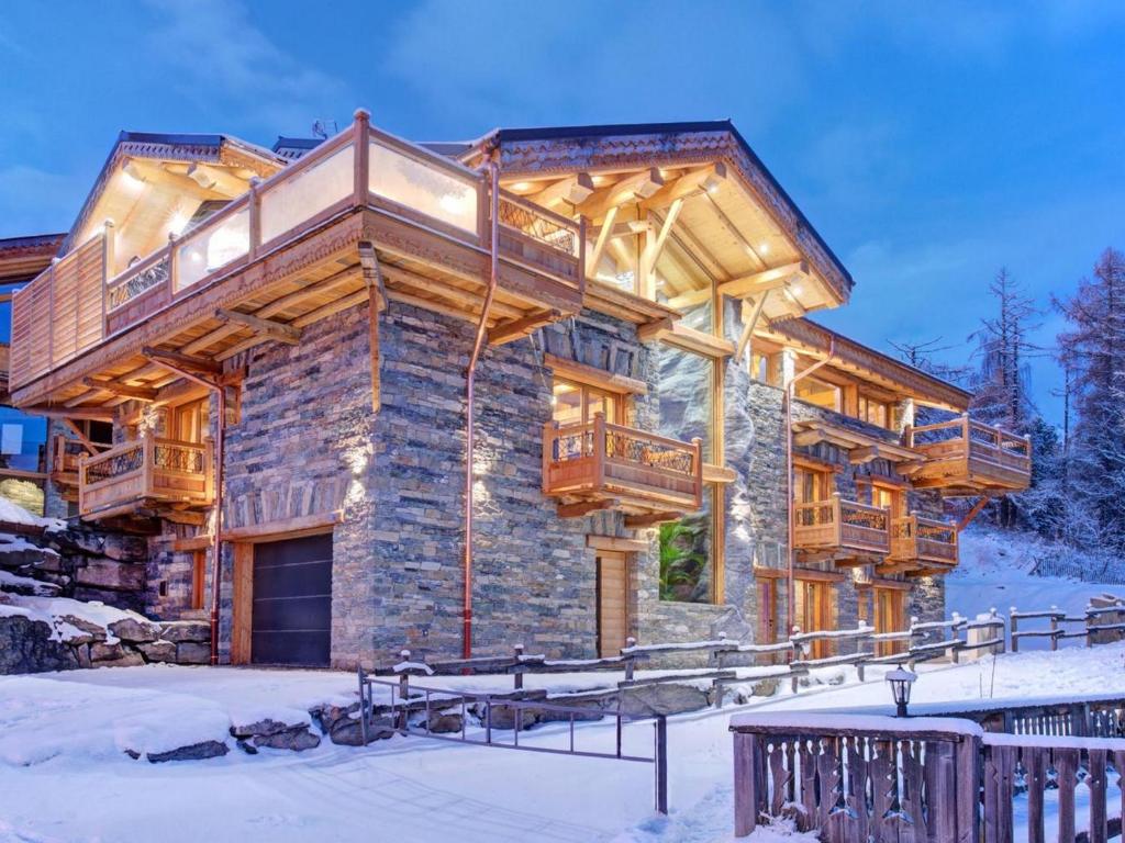 加尔米施-帕滕基兴Luxury Top Chalet - 1000 EUR damage deposit的雪地小木屋,带甲板