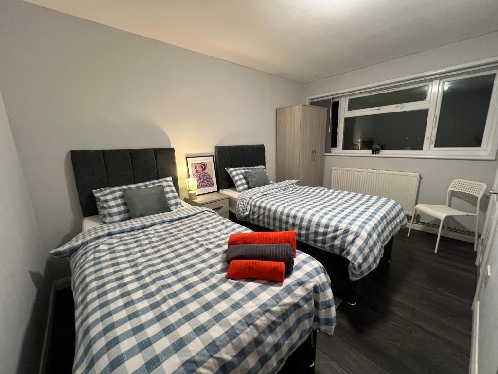 Postel nebo postele na pokoji v ubytování Rare 4 en-suite Bedroom Flat with Free Parking and workspace