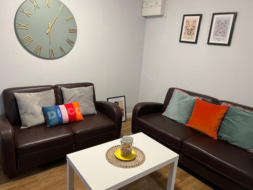 Χώρος καθιστικού στο Rare 4 en-suite Bedroom Flat with Free Parking and workspace