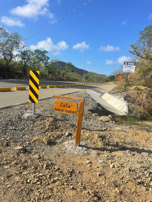 ein Schild am Straßenrand in der Unterkunft Casa Sabai Sabai in El Sucio