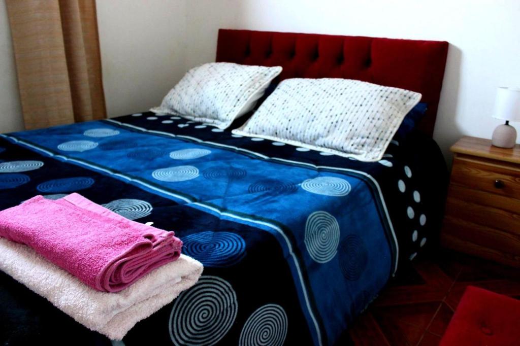 Ένα ή περισσότερα κρεβάτια σε δωμάτιο στο Habitaciones cerca Movistar en San Ignacio 1230 con desayuno