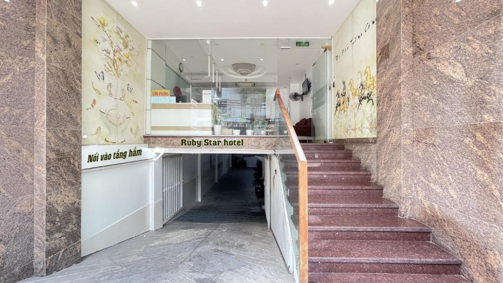un couloir avec un escalier dans un immeuble dans l'établissement Ruby Hotel Biển Vũng Tàu, à Vung Tau