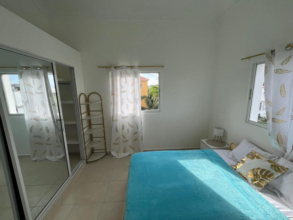 Una cama o camas en una habitación de Villa Sol Apartments Punta Canada