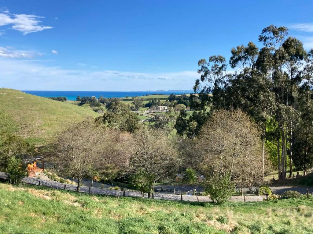 ein Blick auf das Meer von einem Hügel in der Unterkunft Seascape on Maude in Oamaru