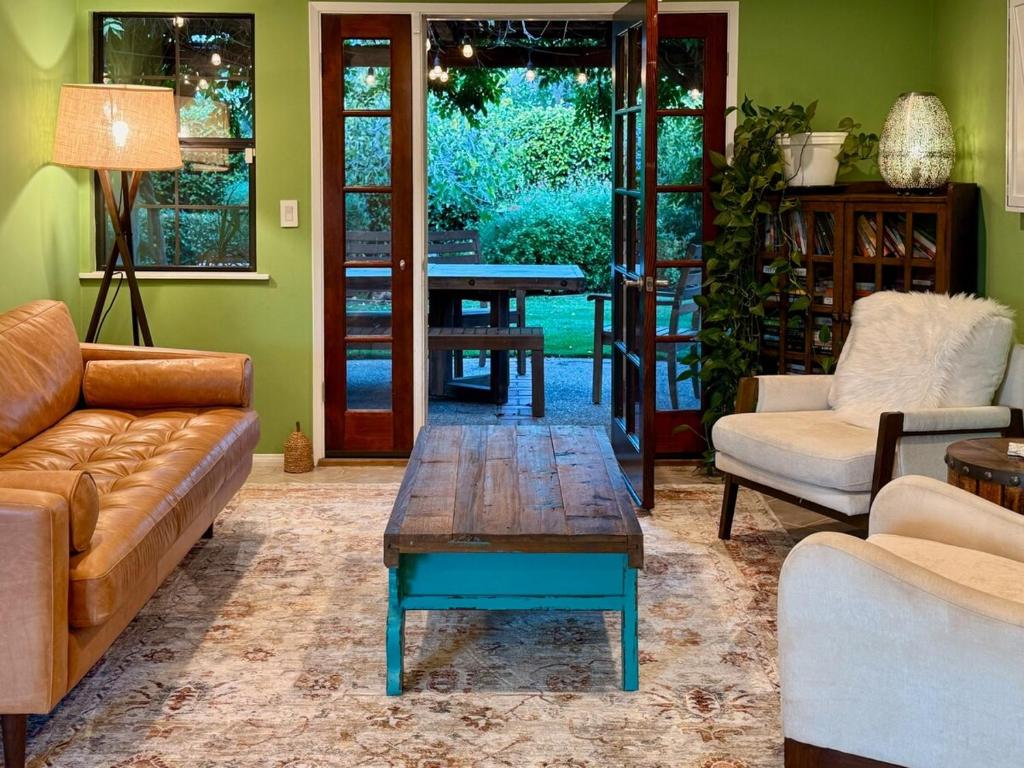 Coin salon dans l'établissement Ojai Serenity House - Peaceful Cozy Oasis