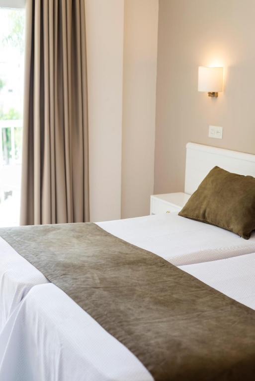 Postel nebo postele na pokoji v ubytování Hostal Residencia Sutimar