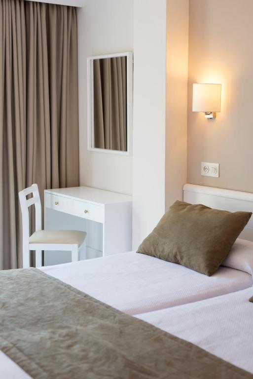 Postel nebo postele na pokoji v ubytování Hostal Residencia Sutimar