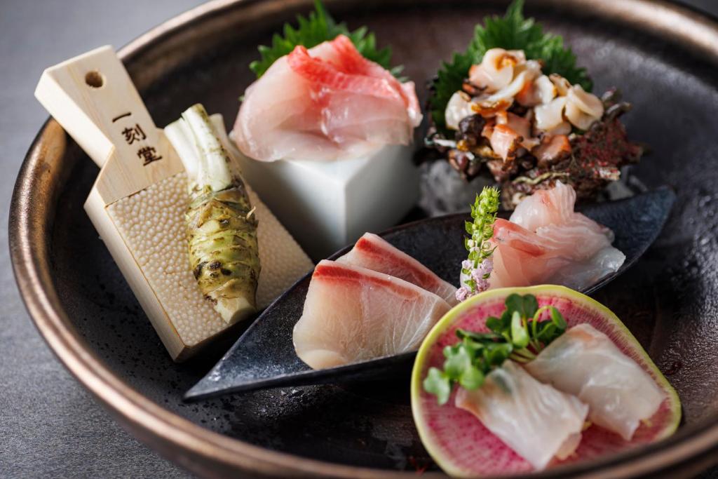 Jídlo v ryokanu nebo okolí