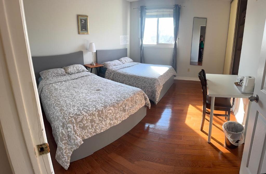 Postel nebo postele na pokoji v ubytování 201 Large Private Bedroom on second floor