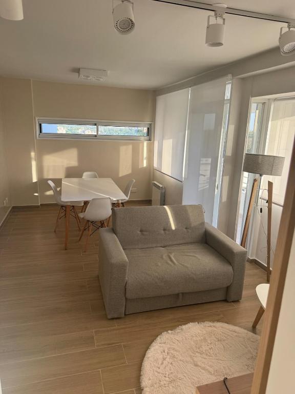 Depto 6p , 1 dormitorio mas sofá cama en living