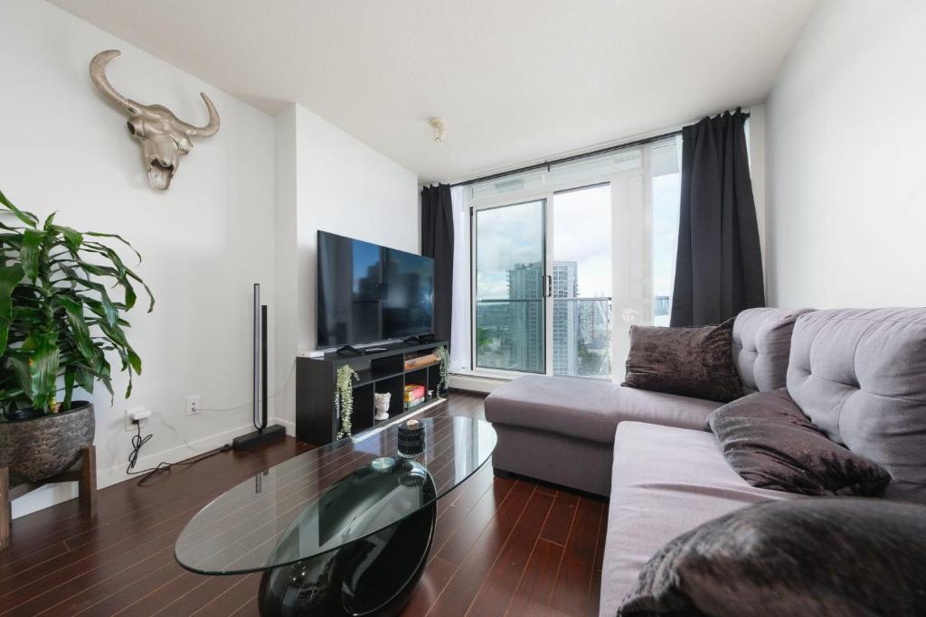 Μια τηλεόραση ή/και κέντρο ψυχαγωγίας στο Luxury Condo in Prime Location with Pool & Jacuzzi