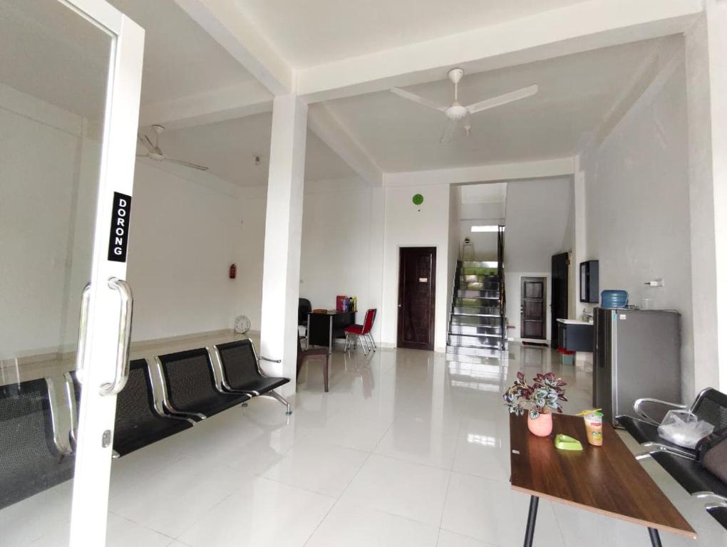 ein großes Wohnzimmer mit einem Tisch und Stühlen in der Unterkunft Wisma Raudah Wakatobi in Mandati