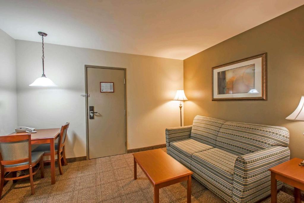 Quality Inn & Suites Germantown North - King Suite - Non-Smoking