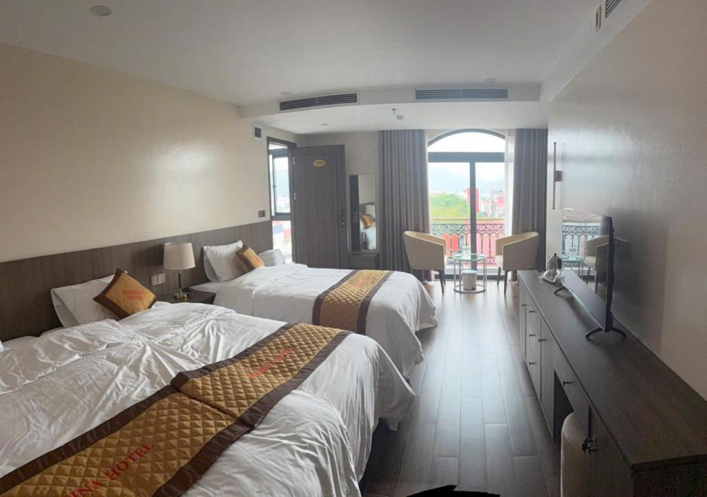 ein Hotelzimmer mit zwei Betten und einem Fenster in der Unterkunft Marina Hotel Lạng Sơn in Kỳ Lừa