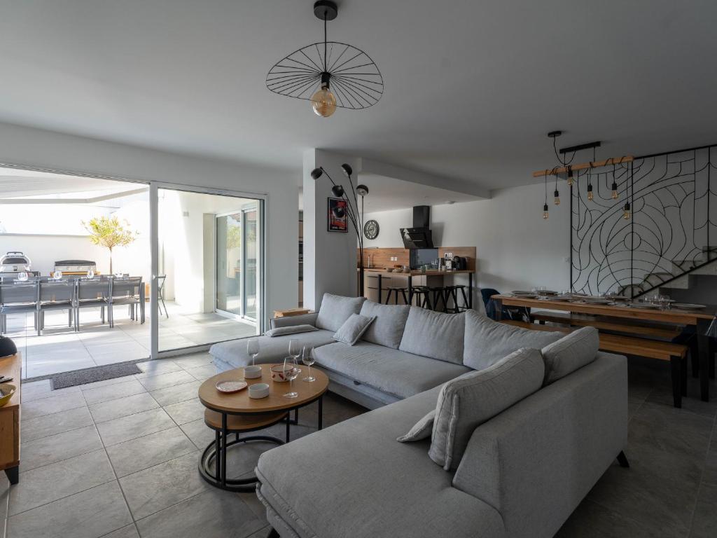 a living room with a couch and a table at Maison spacieuse 10p, proche plage, équipée, terrasse, Biscarrosse - FR-1-319-586 in Biscarrosse