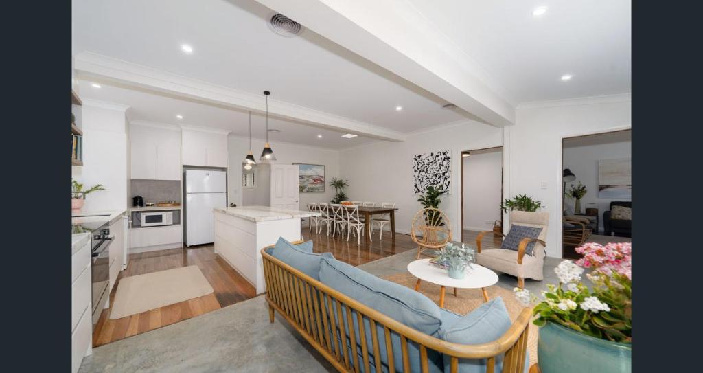 阿米代尔Boutique Cottage on Mann的配有沙发和桌子的厨房和客厅