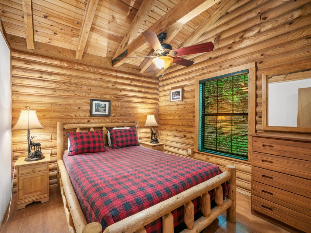Good life cabin 2 · Bryson City cabin with hot tub and fire pit photo