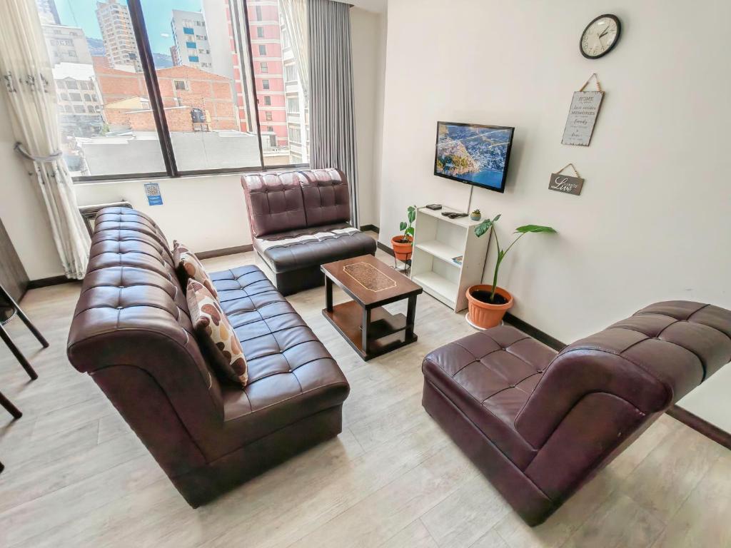een woonkamer met twee leren banken en een tafel bij FLOREZ APT6 - Céntrico, acogedor con calefacción in La Paz