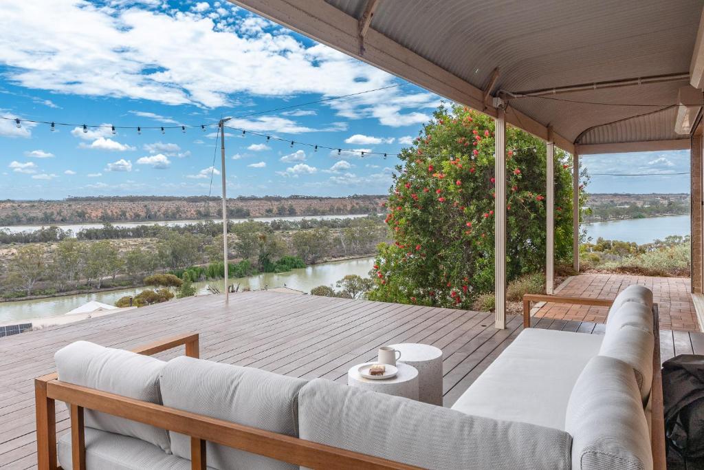patio con sofá y vistas al río en River Murray Views, en Nildottie