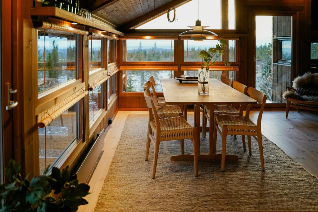 Φωτογραφία από το άλμπουμ του Design Cabin With Panoramic Views Near Sjusjøen σε Mesnali