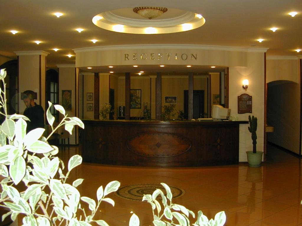 una zona de recepción en un edificio con espejo en Candan Beach Hotel en Marmaris