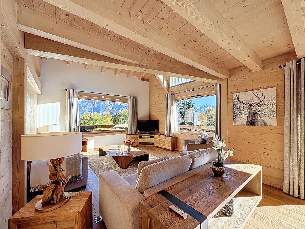 Una televisión o centro de entretenimiento en Duplex neuf avec terrasse face au Mont Blanc, 3 chambres et mezzanine, à 3 km du centre de Combloux - FR-1-560-65