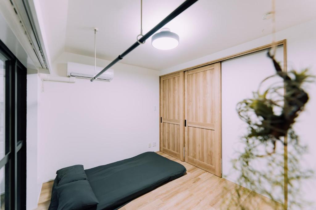 Una sala de estar con un sofá y una ventana. en Showa Bloom Shinjuku 3, en Tokio