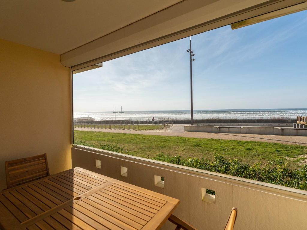 einen Balkon mit einem Tisch und Strandblick in der Unterkunft Appartement 6 pers., vue océan, Mimizan Plage, parking - FR-1-50-158 in Mimizan