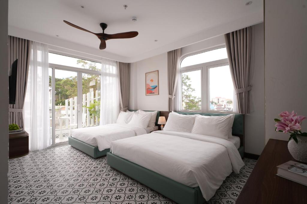 Giường trong phòng chung tại LE'S DALAT SKY Hotel Da Lat