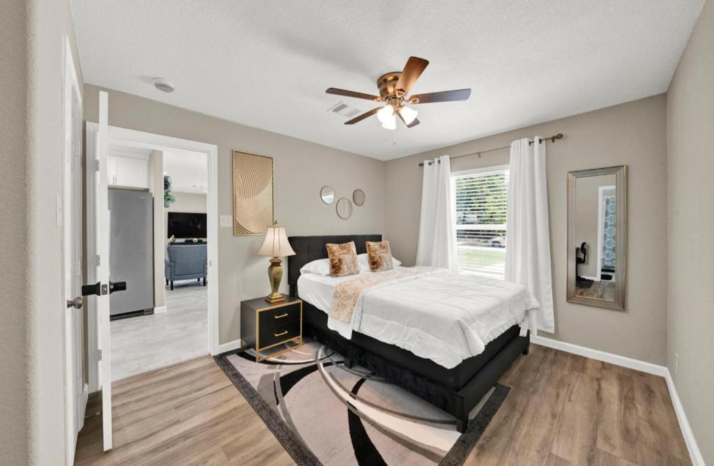 a bedroom with a bed and a ceiling fan at Elegant 4BD Near NRG stadium, Downtown in Houston