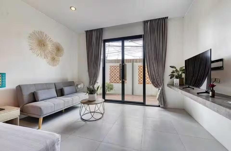 Μια τηλεόραση ή/και κέντρο ψυχαγωγίας στο Peridot Golden Sand