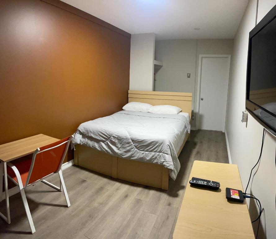 Cette petite chambre comprend un lit et une télévision à écran plat. dans l'établissement Inn On Pim, à Sault-Sainte-Marie